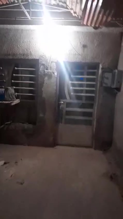 السلام عليكم 
بيت للايجار
البيت طابق واحد استقبال وغرفة ومطبخ وحمام خارجي وترك وكراج 
البيت توهم طلعو منه العمال حيطانه كله جديدة بس الارضية كاشي بس مو جديدة
الموقع : الجمعيات نهاية الفورتات قرب افران قصي 
الايجار رايده ب350
التواصل واتساب 
***********
