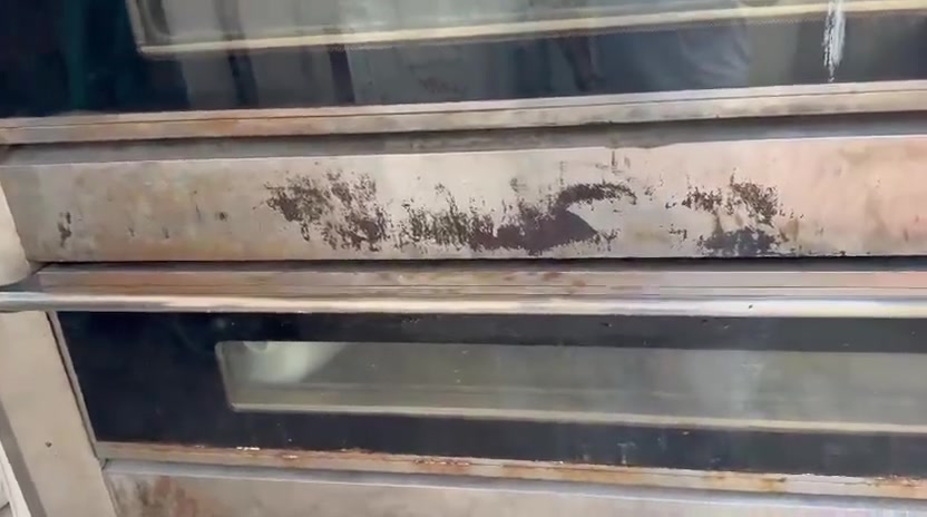 السلام عليكم للبيع فرن 3 خانات باخذ 9 طاوليات الفرن نضيف وشغال ماعده الخانه الاخيره مكسوره الجامه فقط
الشراي يتصل ***********
