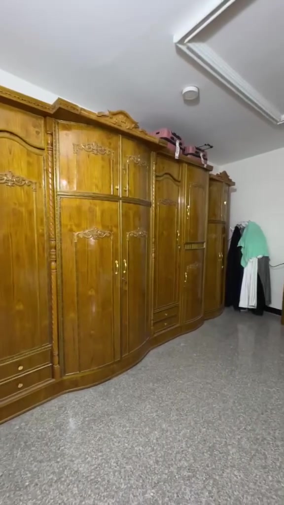 غرفة نوم  اخذتها مليون ونص  واريدها 900 الف وانتقلت بيت والمكان صغير واريد ابيعها جدا ضخمة التصوير مو كامل اذا تحب تفاصيل اكثر واتساب 
***********
