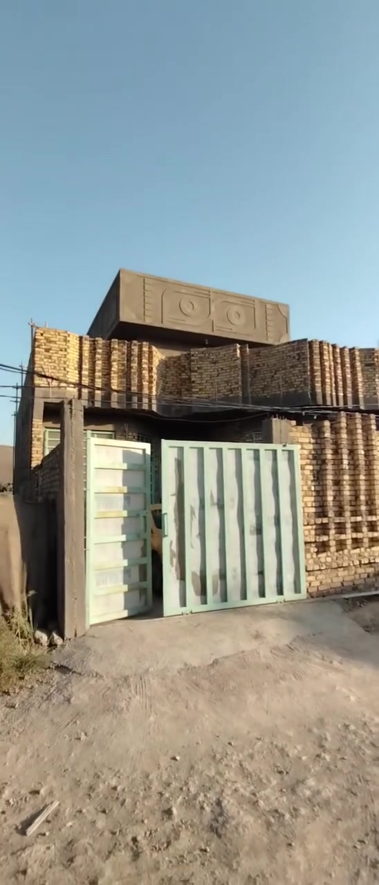دار للبيع المساحه 210 يبعد عن شارع العام 200 متر يحتوي على غرف نوم 2 /خمسه في اربعه واستقبال سبعه في اربعه وهول سته في اربعه ومطبخ خمسه في اربعه وبيتونه سته في اربعه وصحيات سويت داخل الغرف وصحيات خارجيه البيت مرتب وجميل وشغله كله درجه أوله العنوان بابل حله السياحي منطقة العتايج حي السلام *********** السعر 100 وبي مجال
