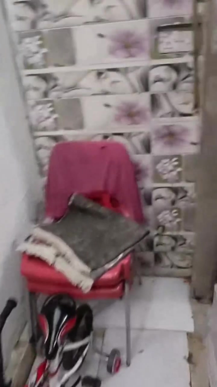 السلام عليكم بيت للبيع مكانه مدينة الصدر بالحميديه بالبدايه قرب السيطره قريب على شارع مثل ماواضح بالفيديو مساحته وبنائه بسعر 35 وبي مجال الاستفسار تواصل واتساب ويه صاحب البيت *********** اني مكلف بالنشر مو مالتي البيت
