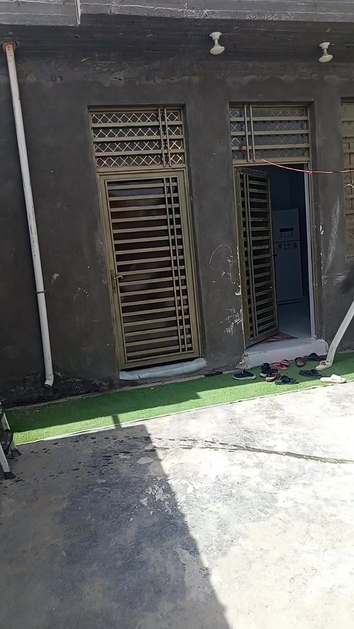 بيت للبيع حي الزهور مساحة 200م بناء كامل غرفتين صاله مطبخ حار باردبراني صيحات داخلي  مع خارجي محل موقع مميز البيت حر مامطلوب شارع 15 مقابل باب  ثانوية قادة النصر بناء 2025  سعر125 استفسار اكثر ***********
