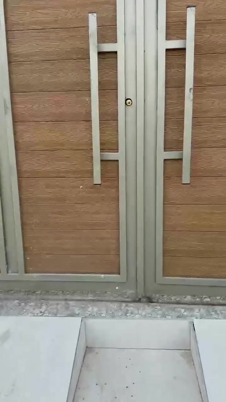 السلام عليكم متابعينه الكرام 
يوجد بيت لبيع 
المساحه ١٧٠ م
الجنس العقاري طابو زراعي 
يتكون البيت من غرفتين وصاله ومطبخ وصحيات ودوانيه وطارمه 
السعر ٨٣ مليون وقابل للتفاوض 
الموقع البصره ابو الخصيب 
كوت الحمداني 
لتواصل والاستفسار الاتصال
*********** 
مكتب عقارات 
سيد رضا المكصوصي
