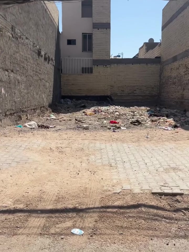 السلام عليكم قطعة للبيع 100 متر حي الحر  الثورة عرض الشارع 15 
متر للتواصل ***********
السائدين مال صيانة الكهرباء 
اول فرع عاليمين خلف التجاري طابو صرف

