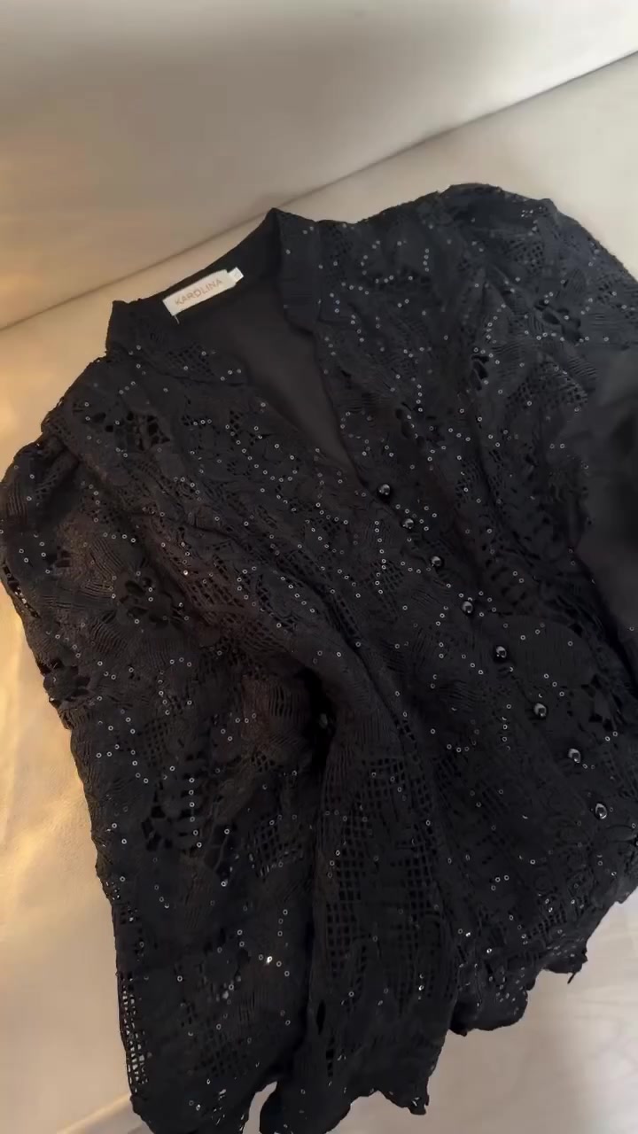 ⁨	BLACK QUEEN 🖤👑
طقم اسود خامة VIP

طـول الجاكيت 65cm
طـول التنوره 100cm
#قياسات36_38_40_42_44👉🏻⁩
