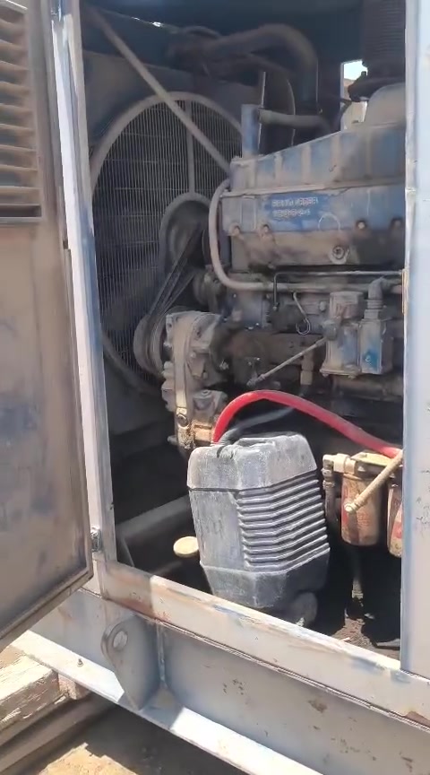 🔴 للبيع مولد 250 KVA انكليزي STAMFORD الأصلي - كاتم 🔴
مولد صناعي ثكيل مال معامل ومولدات اهلية

المواصفات:
⚡ القدرة: 250 KVA / 200 KW
⚡ رأس التوليد: STAMFORD NEWAGE انكليزي أصلي Type C534B
⚡ الفولتية: 380/220 فولت - 3 فيز - 50Hz
⚡ المحرك: 6 سلندر تيربو ديزل (بيركنز) شغال ناعم
⚡ السرعة: 1500 RPM
⚡ الكابينة: كاتم صوت أصلي مع لوحة تحكم كاملة (ساعات فولت + أمبير + حرارة + دهن)
⚡ البطاريات: 2 بطارية STARTER جديدة
⚡ الحالة: شغال وجاهز للفحص، يحتاج تنظيف وغسل فقط من التراب
⚡ الموقع: بغداد - 

ملاحظة: المولد مال موقع عمل، تصويره مثل ما هو بالفيديو، لف بلادي مال ستامفورد.

السعر المطلوب: 32 مليون وبي مجال للشراي
للاتصال: ***********
