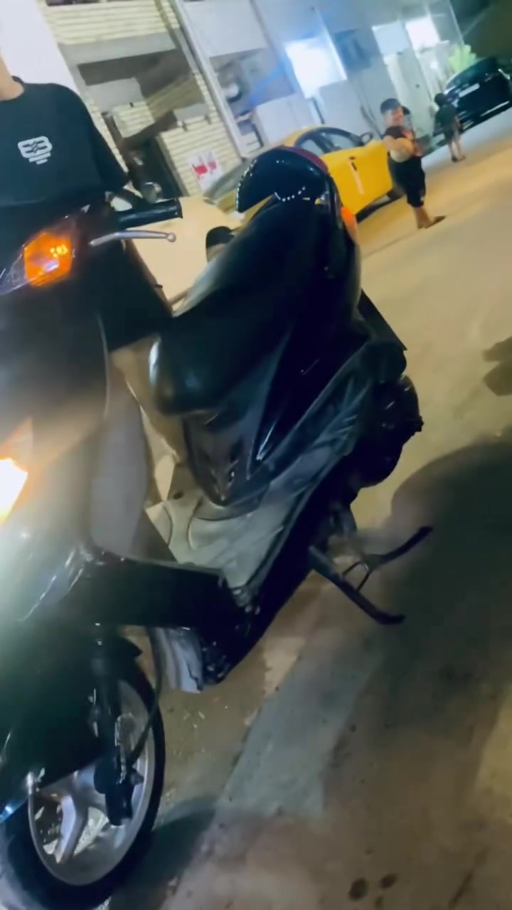 السلام عليكم سكنس فحل للبيع كامله ما بيها اي نقص كامله سلف ونهدر شغاله دراجه بيها كلاجئات رياضي اصلي ووياله وتايرات جدد سعرها 600وببها مجال حك جيه والله مطلوب واريد متواجد خاص او تنتصل ***********
