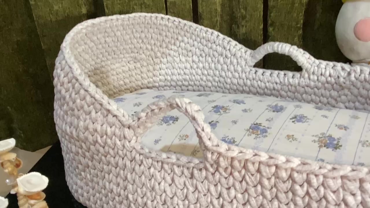 🧸 كريكوت أطفال كروشيه 🧸

راحة، أناقة، ولمسة دافئة لطفلك منذ أيامه الأولى. 🤍
مصنوع يدويًا بعناية فائقة ليمنح صغيرك مكانًا مريحًا وآمنًا للراحة، مع تصميم بسيط يناسب مختلف ديكورات غرف الأطفال.

✨ مناسب لاستقبال المولود الجديد، والتصوير، والهدايا المميزة.

📏 القياس: 70 × 40 سم.

💰 الأسعار: 🛏️ مع الدوشك + المخدة: 65,000 دينار. 🧺 بدون الدوشك + المخدة: 55,000 دينار.

🎨 متوفر بالتنفيذ حسب الطلب. 🧵 صناعة يدوية بإتقان وعناية.