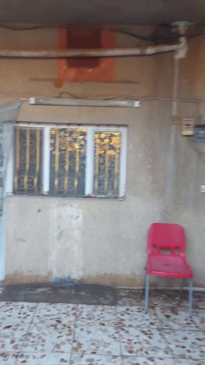 السلام عليكم بيت ركن للبيع مساحه 160متر زراعي منطفه علي الكعبي قرب فلكه المدائن طابقين الطابق الفوك معزول تماما عن الطابق الارضي الطابق الارضي يحتوي على استقبال ومطبخ وغرفتين نوم وصحيات والطابق الفوك غرفتين نوم وصحيات وحولي البيت نظيف وجاهز للسكن وبي محل هم للاستفسار *********** بي واتساب
