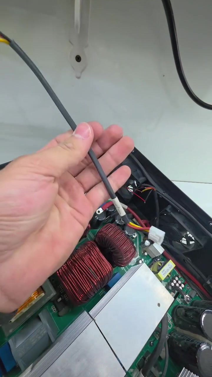 مو كل فني بيقدر يصلّح كل إنفرتر! ⚠️🔧

إنفرتر 12KW دخل للصيانة… والمفاجأة؟ 😳
أكتر من عطل بنفس الجهاز  والسبب تشخيص وصيانة سابقة بدون خبرة كافية بهيك أجهزة.

بالإنفرترات القوية  الغلطة الصغيرة ممكن تتحول لأعطال أكبر وتكلفة أعلى 

إذا مهتم بصيانة الإنفرترات وتشخيص الأعطال بطريقة صحيحة… تابع الصفحة ⚡

#طاقة_شمسية #انفرتر #انفرترات #صيانة_انفرترات #صيانة_الكترونيات #تشخيص_اعطال #كهرباء #SolarEnergy #Inverter #SolarPower #PowerZone
