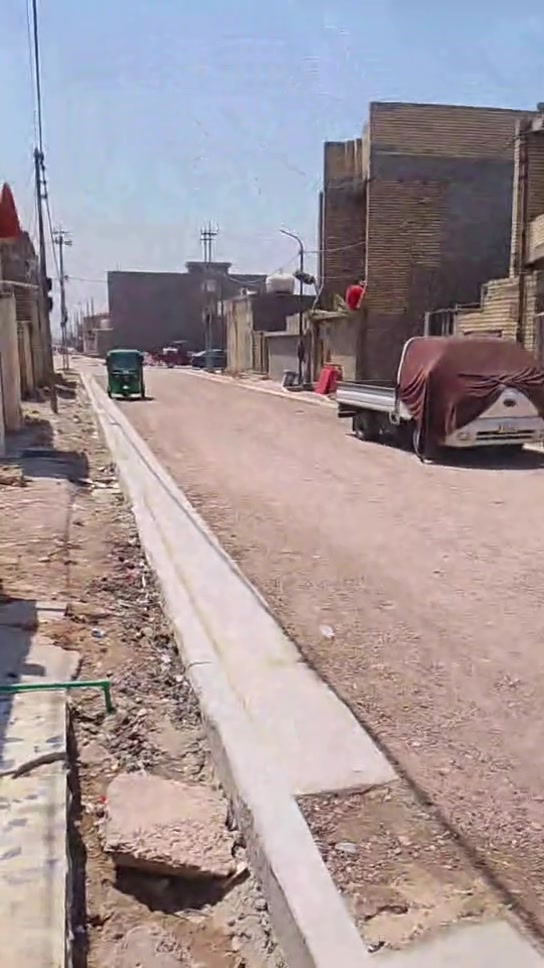 السلام عليكم دار للبيع ٢٠٠متر  طابقين شارع المشروع قرب المركز الصحي يحتوي على ٤غرف نوم وستقبال ومطبخ وصاله كافه الخدمات ماء وكهرباء ومجاري وجاهز للتبليط اتصال ***********
