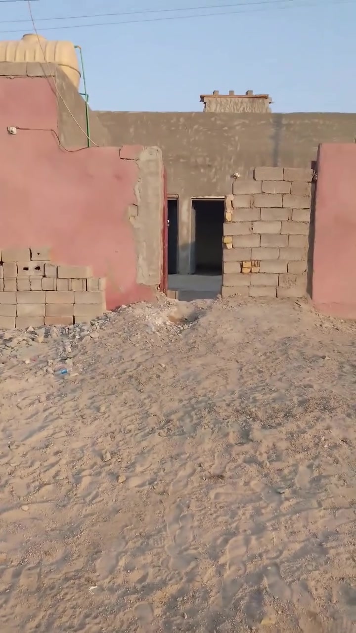 بيت للبيع المساحه ١٠٠م ٩*١١شارع ابو احمد لنهايه يحتوي البيت على غرفتين نوم ومطبخ وصحيات تتوفر الخدمات ماء وكهرباء قرب شارع ٢٠السعر ١٨مليون وبي مجال ويرهم قسط حسب الاتفاق للاستفسار الاتصال على الرقم ***********او مراجعه مكتب دلالية الكوثر نهايه شارع ابو احمد
