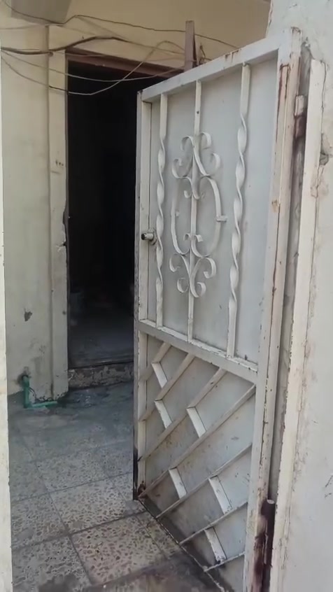 السلام عليكم.  شقه للايجار ارضيه صغيره جدا غرفه وصاله  ايجار 400.  كراده داخل قرب الاقامه. الاتصال.  على الرقم ***********
