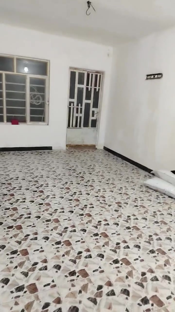 بيت للايجار طابو صرف المساحة ٧٥ متر يحتوي على هول وغرفة نوم كبيرة مع ترك مع مطبخ صغير مع طارمة مع حمامات داخلية وخارجية وبيتونة وسطحين منفصلين موقع كلش حلو وكلشي قريب عليه الزعفرانية شارع الكهرباء حي السندباد إيجار ٣٥٠ الاتصال على الرقم ***********
