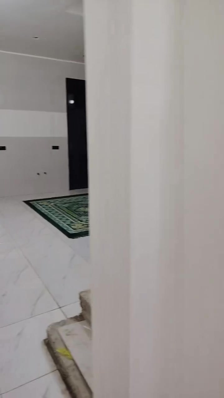 بيت للبيع مناسب جدآ مساحه ١٠٠ متر جديد مامسكون صاير على شارعين العدوانيه نهايه شارع خفاجه او البصيفي خلف السريه واصله خدمات كامله باقي بس الواجهيه والبيتونه الداخل جاهز للاستفسار *********** بي واتساب

