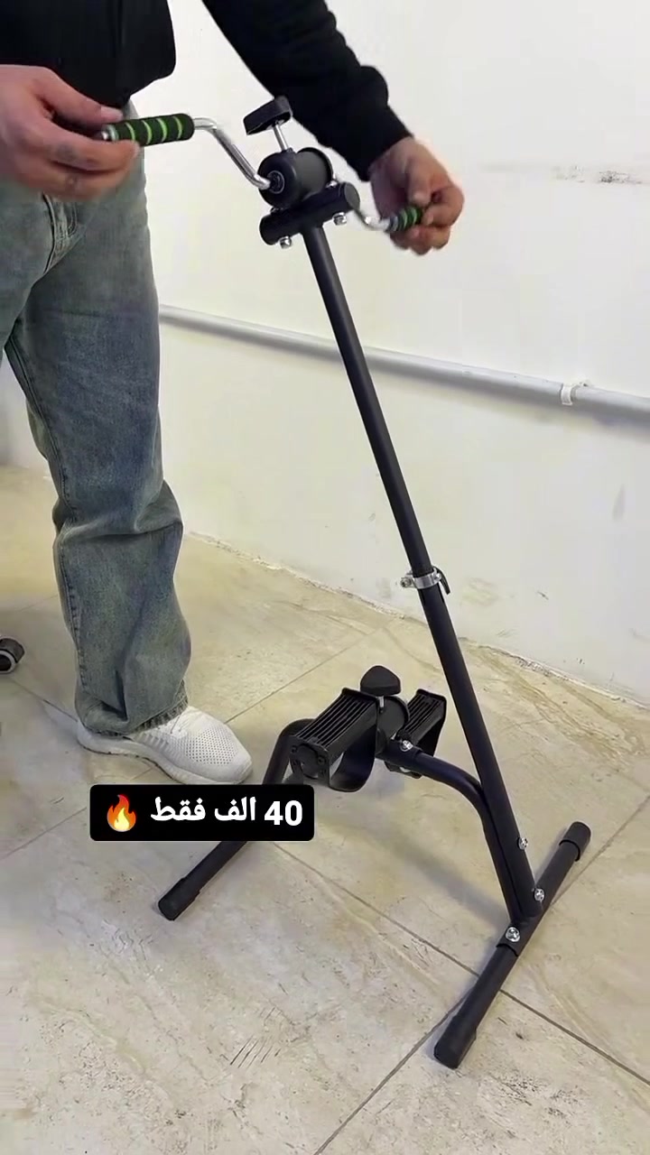 جهاز تمارين اليدين والقدمين

الاستخدامات:

تمارين تأهيلية للأطراف السفلية والعلوية.

تحسين الدورة الدموية وتحفيز الحركة لمرضى العظام أو ما بعد العمليات.

مناسب لكبار السن أو لأغراض العلاج الطبيعي في المنزل.

يمكن استخدامه أثناء الجلوس على كرسي أو أريكة، مما يجعله مثاليًا للتمارين الخفيفة داخل المنزل.

المميزات:

تصميم مزدوج لتمارين اليدين والقدمين في آنٍ واحد.

ارتفاع قابل للتعديل حتى 85 سم ليتناسب مع مختلف الأطوال.

مقابض مريحة مغطاة بإسفنج مضاد للانزلاق لسهولة الإمساك.

بدالات مريحة للقدمين مع سيور تثبيت لضمان الثبات.

هيكل معدني متين وسهل الفك والتركيب.

يمكن التحكم في مستوى المقاومة لتناسب احتياجات المستخدم.

قاعدة داعمة مزودة بغطاء مطاطي لمنع الانزلاق أثناء التمرين.

مناسب للمنزل أو الاستخدام الشخصي دون الحاجة لمعدات كهربائية.

محتويات الصندوق:

- قاعدة أمامية وخلفية.
- أنابيب الهيكل المعدنية.
- وحدة بدالات القدمين.
- وحدة مقابض اليدين.
- مجموعة كاملة من البراغي والصواميل مع مفتاح مرفق.
- دليل استخدام وتعليمات التركيب.
- أدوات التركيب (مفتاح ربط ومفتاح سداسي).

ملاحظات:

أقصى ارتفاع للجهاز عند التجميع: 85 سم.

أبعاد تغليف المنتج: 48 سم (طول) × 13 سم (عرض) × 21 سم (ارتفاع).

يُوصى باستخدام الجهاز على سطح مستوٍ وثابت.

يجب على المرضى أو كبار السن أو من يعانون من أمراض قلبية أو هشاشة العظام استشارة الطبيب قبل الاستخدام.

لا يُستخدم للوقوف عليه أو التمارين الشاقة.

مصمم للاستخدام المنزلي فقط، وليس للأغراض العلاجية الطبية الرسمية.