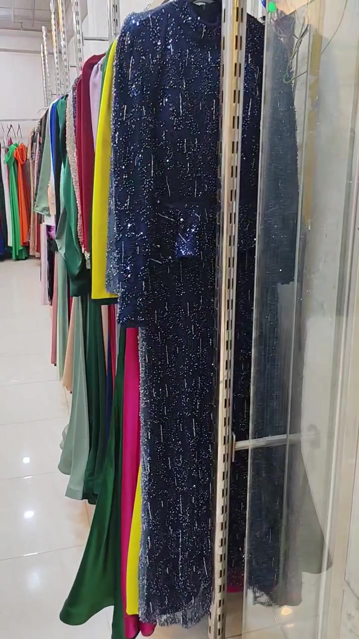 عندي ٣٠٠ قطعه جديد و مستعمل للبيع شلعه وبسعر مناسب جدآ. ليريد يستفاد يتصل علئ هذا الرقم (***********)
