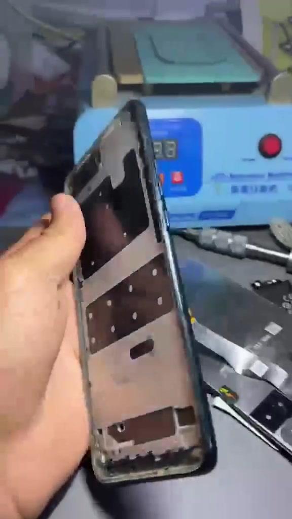 هل جهازك الذكي مفصول أو شاشته مكسورة وتحتير وين تصلحه؟ وفرنا عليك تعب الطريق وطلعت الشارع! خدمة صيانة الهواتف النقالة الأولى من نوعها في منطقتنا، وبخدمة توصيل مجانية بالكامل من باب بيتك وترجعلك لجلسة دلالك.

خدماتنا الأساسية
 * تبديل الشاشات: باستخدام أفضل الأنواع الأصلية وبدقة عالية.
 * تخطي حسابات جوجل (FRP): حل كافة مشاكل الحسابات والأقفال الأمنية بسرعة وأمان.
 * صيانة عامة: حل مشاكل الشحن، البطاريات، الكاميرات، ومشاكل السوفتوير والهاردوير.

مميزات الخدمة
 * توصيل مجاني 100%: المندوب يستلم الجهاز من باب بيتك، يوصله لمركزنا، ونرجعه الك مصلح وجاهز لنفس العنوان (الخدمة حصرية داخل بغداد - الحسينية فقط).

 * أسعار تنافسية: أسعارنا مناسبة جداً ومدروسة لتناسب الجميع دون أي أجور مخفية.
 * دقة وسرعة في الإنجاز: تصليح فوري وبأعلى معايير الجودة والأمان لحماية بياناتك الشخصية.

طريقة الطلب
ارتاح ببيتك وتواصل معنا الآن عبر الرسائل أو الاتصال على الرقم [***********] لحجز موعد استلام الجهاز!
