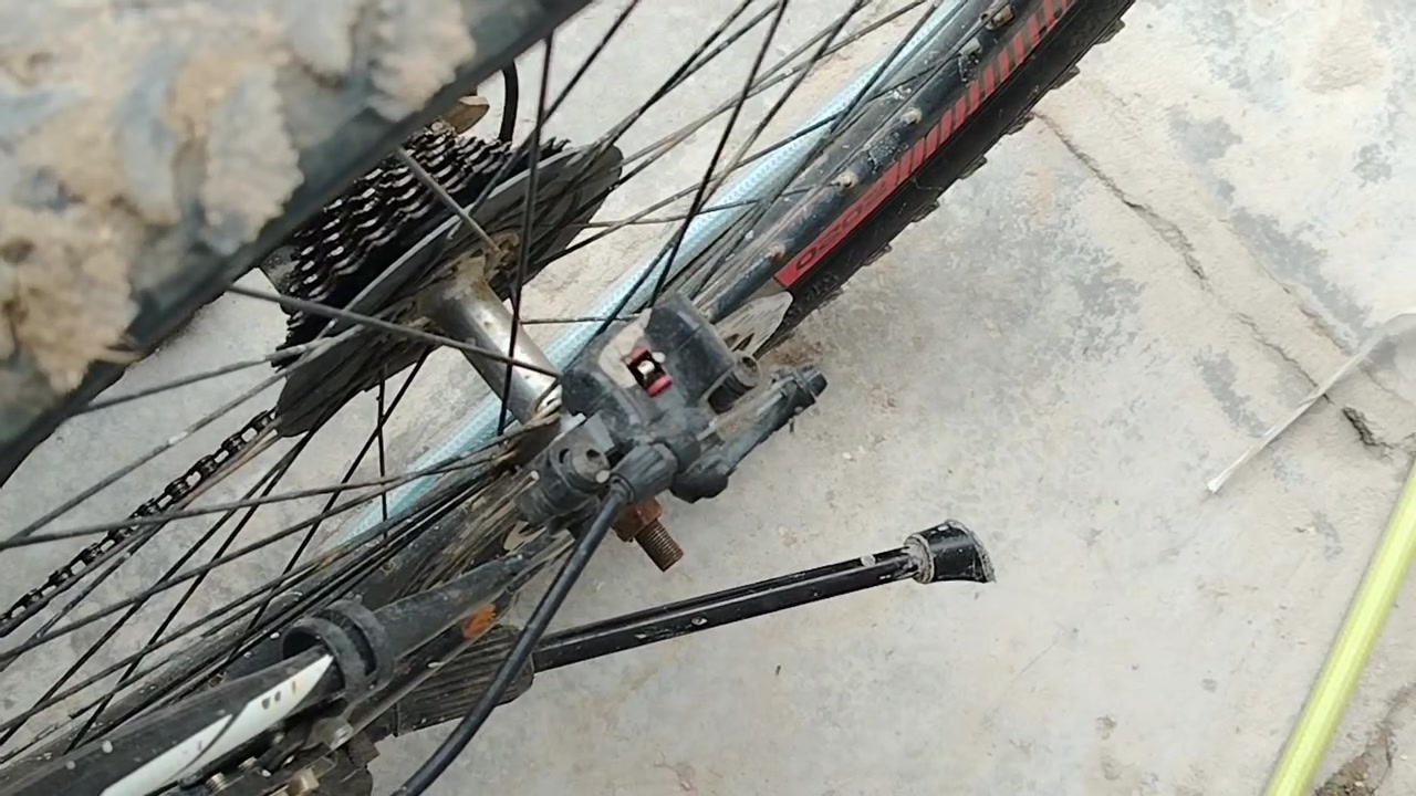 دراجة (بايسكل) جبلية للبيع - بغداد 🚴‍♂️
السلام عليكم شباب، بايسكل مستعمل بحالة جيدة للبيع.
​المواصفات والحالة:
​بايسكل جبلي ممتاز للاستخدام اليومي.
​الشد والدفع كير شغال وما بيه أي مشكلة بالتدوير.
​العيوب للمصداقية:
​الكير يحتاج تنظيم سيم / لان مايبدل للغير الثالث فقط.
​الكشن ثابت حالياً (حاشر) يحتاج فتح وتعديل للراغب بتغيير ارتفاعه.
​📍 المكان: بغداد
💵 السعر: 60,000 دينار (وقابل للتفاوض البسيط للجادين)
​للتواصل والاستفسار يرجى المراسلة على الخاص أو الاتصال على الرقم: [*********** ]

