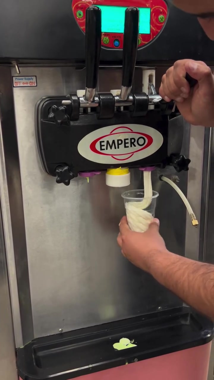 :
🍦 ماكينة آيس كريم سوفت للبيع

EMPERO – Empero

* ماكينة آيس كريم سوفت 3 مخارج
* نكهتين + ميكس بالنص
* موديل: BJ219CRE/C-D1
* الماكينة موجودة وحالتها واضحة بالصور والفيديو 
السعر مليون وبيها مجال للطيبين 

للاستفسار :***********
