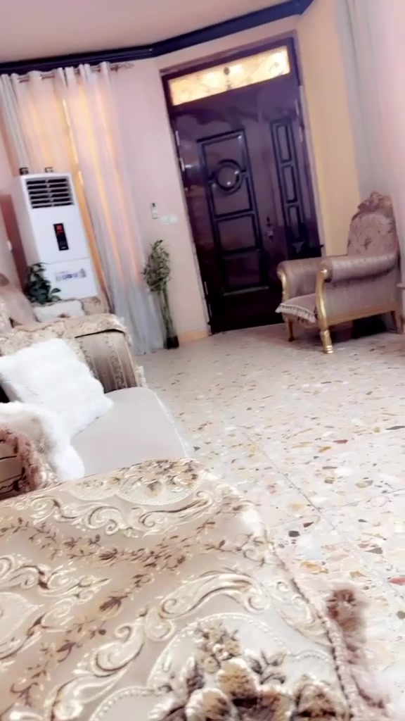 تخم ٨ مقاعد نضيف للبيع المكان بغداد الاعلام
***********
