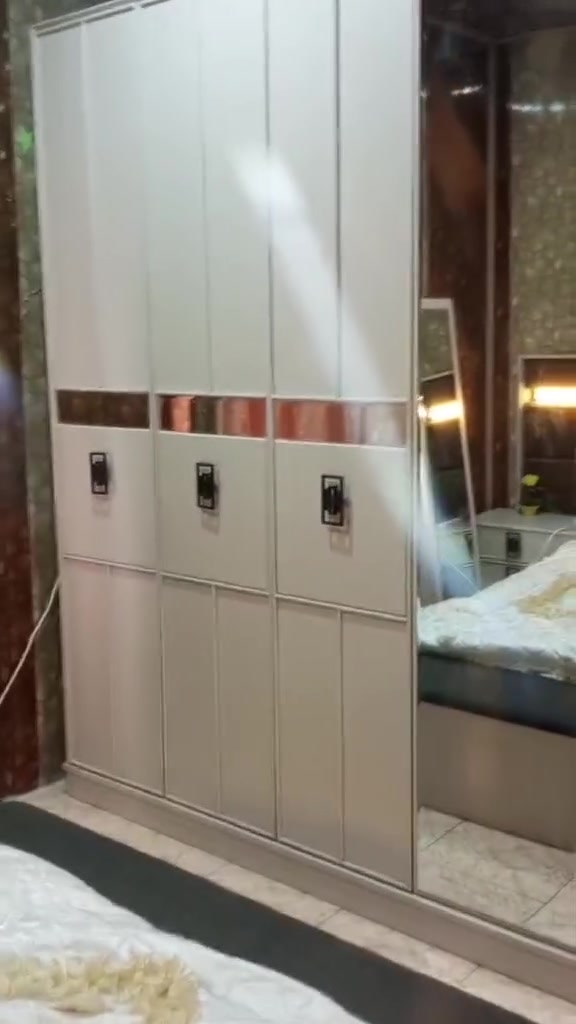 سلام عليكم عيني هاي غرفة جديدة بس ماعجبت العروسة اخذناهة ب مليون ونص.نريدهة ب مليون وربع..والفرشة ايضا للبيع. ***********. واتساب فقط
