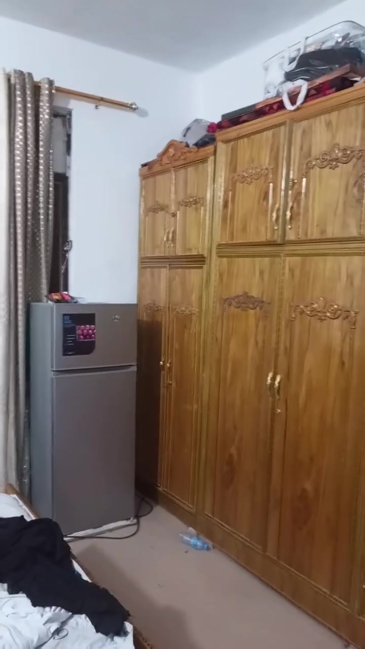 السلام عليكم غراض بيت كاملة للبيع مكاني العزيزيه شارع العام بين مشروع عويد ومشروع الهاشمي 
للتواصل ***********
