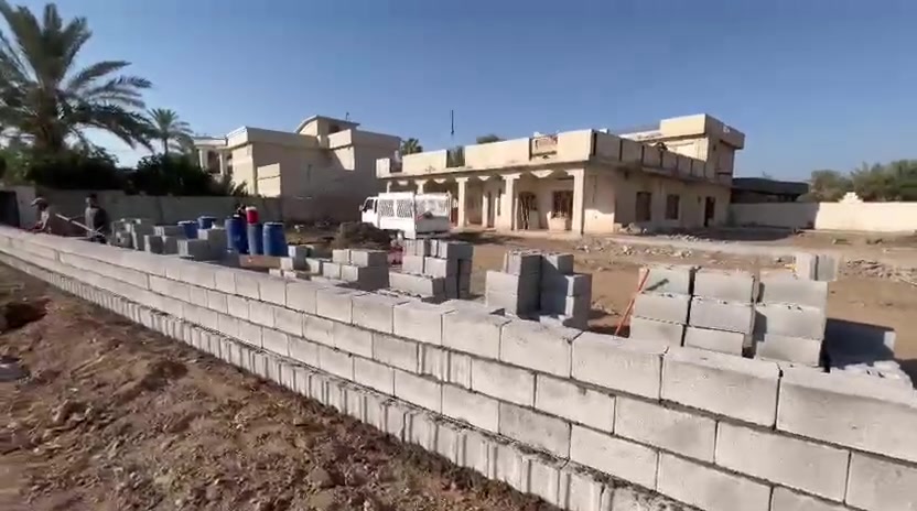 خلفه بناء بلوك 
***********
***********
​"البناء مو بس صف بلوك، البناء فن وهندسة. مستعدين لتسليم كافة الأعمال لأدق المهندسين وبمواصفات قياسية. كوادرنا مفتوحة العدد ونغطي أضخم المشاريع في صلاح الدين وبغداد. دقة بمواعيدنا.. ونظافة بشغلنا.
