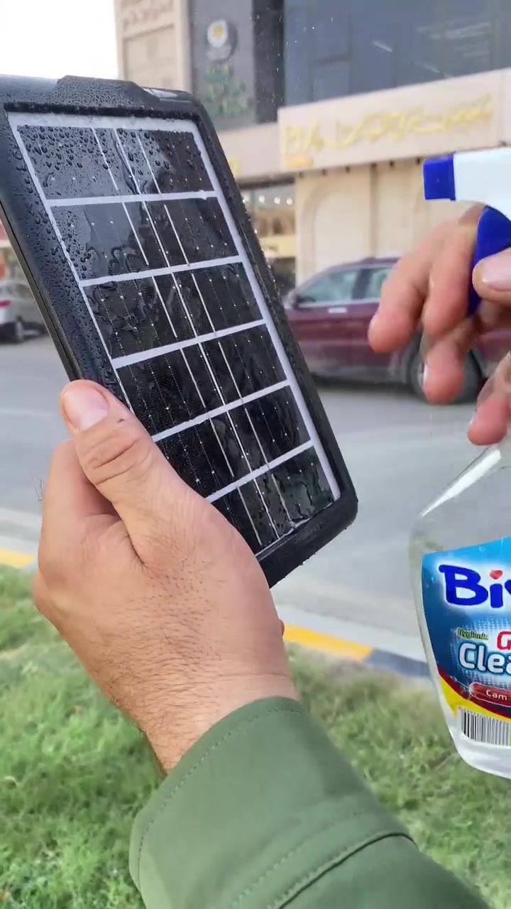 لوح طاقة شمسية 🌞✅

🔷المميزات: 
. كفاءة عالية:
 تم تصميم اللوح بتقنية متقدمة لالتقاط أكبر قدر من أشعة الشمس، محولاً إياها بكفاءة إلى طاقة كهربائية نقية.

🔷 توافق شامل: 
بفضل الكابل متعدد الرؤوس (المرفق والقياسي)، ستتمكن من شحن مجموعة واسعة من الأجهزة: الهواتف الذكية، بنوك الطاقة (مثل الـ Power Bank الفضي في الصورة)، أجهزة التابلت، والكثير غيرها.

🔷صميم محمول وأنيق: 
يأتي اللوح مع حامل معدني عصري يجعله مثالياً للاستخدام على المكتب، في الشرفة، أو حتى أثناء التخييم والرحلات.

 🔷صديق للبيئة: 
اعتمد مصدراً متجدداً للطاقة وقلل من بصمتك الكربونية
القياسات
العرض 14×الطول22.

#اجهرة_الكترونية #تكنولوجيا #طاقة_شمسية #شواحن
