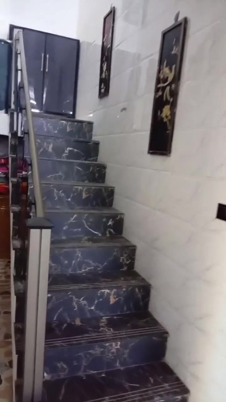 بيت البيع قرب مدرست المختار مساحه150 طابق ونص يحتوي عله ستقبال6x4  صاله8x5   غرف نوم3 ستفسار ***********
