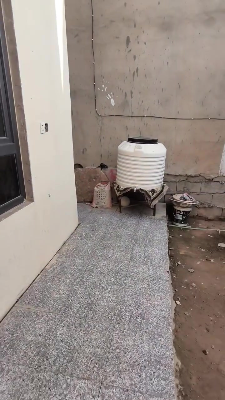 بيت للبيع الموقع ديالى بعقوبة بين حي المعلمين والكاطون خلف الشارع السايدين بثلاث افرع قرب ملعب احمد راضي 
طابو صرف سكني المساحة ٢١٨ متر الواجهة ١١،٥ بناء حديث قاط واحد استقبال و هول صالة وممر موزع على طول البيت و مطبخ وغرفتين نوم وحمام وصحيات و ترك كبير الفرع ١٢ متر
السعر ١٣٠ مليون وبي مجال تحويل مباشر
الكاونتر ومنظومة الكاميرات تبقى ويه البيت
للاستفسار الاتصال على
***********
