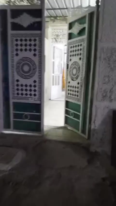 سلام عليكم ورحمة الله بيت مساحة ٦٥ متر يرهم قصاد ***********
