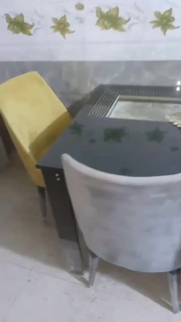 ميز طعام • نظيف • نازك