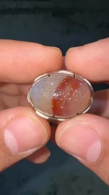 💍🌿 محبس يماني مزهر فاخر 🌿💍
✨💍 قطعة مميزة بصياغة يدوية جميلة، مع مخطوطة الآية الكريمة:

📖 ﴿وَإِن يَكَادُ الَّذِينَ كَفَرُوا لَيُزْلِقُونَكَ بِأَبْصَارِهِمْ لَمَّا سَمِعُوا الذِّكْرَ وَيَقُولُونَ إِنَّهُ لَمَجْنُونٌ ۝ وَمَا هُوَ إِلَّا ذِكْرٌ لِّلْعَالَمِينَ﴾

💍✨ المواصفات:
🌟 حجر يماني مزهر
✍️ مخطوط بالآية الكريمة
🖐️ صياغة يدوية
⭕ داير نحاس
📏 القياس: ٢٢

💰 السعر: 75 ألف دينار

🚚📦 يوجد توصيل إلى جميع المحافظات العراقية 🇮🇶❤️

🤲💍 للطلب والاستفسار:
📞 ***********

💛💍❤️ قطعة مميزة تستحق الاقتناء ❤️💍💛
