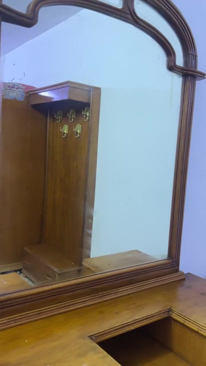 السلام عليكم غرفة نوم للبيع صاج اصلي متكونه من كنتور 5ابواب زاوية  وميز تواليت وجرباية وملحقاتها 
المكان بغداد الحبيبية 
الرقم ***********
