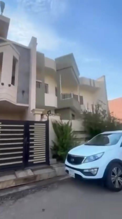 دار للبيع طابو صرف 
مساحة ١٠٠ م حي عدن قرب ثانوية المتميزين 
السعر ٢١٠ مليون بي مجال 
بيت فول فول صارف عليها هوايه شوف الفيديو خابر 
شيرزاد عقارات
للاستفسار اكثر اتصل علي الارقام التاليه
***********
***********
* نستقبل جميع عروضاتكم السكنية 🏠 والتجارية 🏡 بكافة مناطق 
او زيارة مكتبنا 
ع سايدين مركز شرطة رحيم اوه مقابل صيدلية ئاشتي
