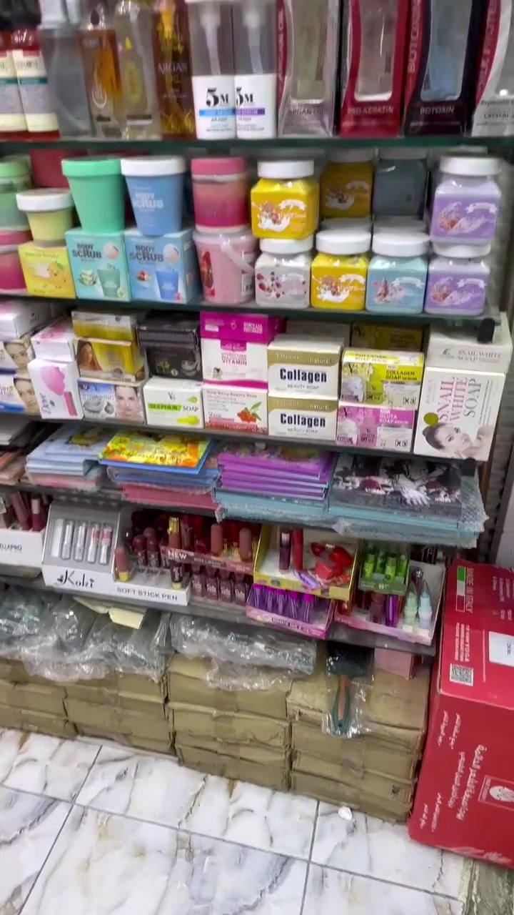 بضاعة محل كوزمتك للبيع ابيع شلعه وحده الغراض ما عدى الميوزه و الرفوف وال يريدهن ينحسبن وحد عن البضاعه ابيع بضاعه فقط شلع 
للاستفسار و الاتصال 
*********** 
و الي يحب يجي و يشوف ب عينه
