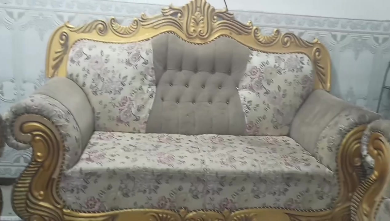 قنفات ملكي عشر نفرات 200وبيهن مجال اتصل على الرقم ***********نجف حي النداء

نص مكتوب في الصور:
- ههههههه
- يلا بداعت امك
- رسالة...
- En