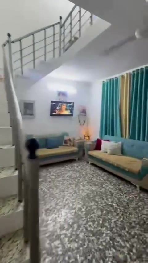 سلام عليكم بيت للبيع في مجمع الكهرباء ال400 مساحه 150متر بيت نظيف ومرتب مكون من استقبال وغرفه نوم وصاله ومطبخ و3حمامات هاذا الطابق الاول الطابق الثاني غرفه نوم وصاله وسطح ‭***********‬
ملاحظه لبيت كله جديد شغله مجاري كهرباء كاشي كلشي بي جديد
