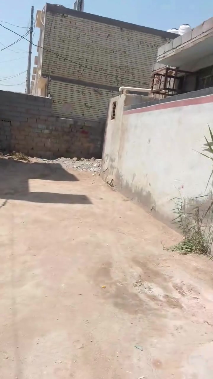ب بيت مساحته ١٠٠ متر مربع ١٠×١٠ سند ١٧ زراعي منطقة شبانات البزل الاول شارع الامام علي قرب كوفي الشايب خلف البصاروه ال بوعيسئ يحتوي ع غرفه ومطبخ وصاله واستقبال وحمام داخلي وخارجي التفاصيل الاستقبال مربع ٥×٥ الغرفه ٤×٣ المطبخ ٥×٢ ونص الاستفسار الاتصال بالرقم ***********
