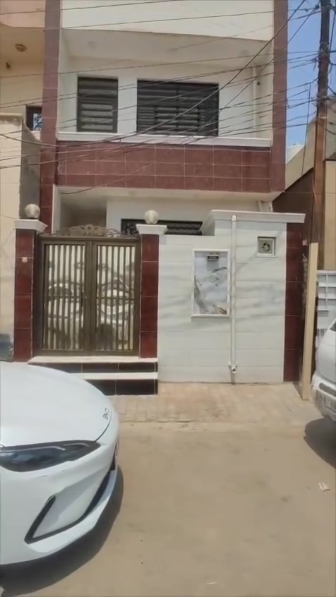 سلام عليكم 
دار طابقين صب للبيع 

100م حي الوفاء النجف صب كونكريت مسلح بناء جديد موقع مميز على ساحه تصير حديقه وحرف تي T بناء طابق نهروان ارضيات بورسلين جدران سيراميك سقوف جبسن بورد صناديق جزامه وصندوق الغاز  يتكون الدار من طابق الاول 
 مدخلين المدخل الاول على استقبال الضيوف مفتوح على صاله باب دفتري ومدخل مباشر على صاله ومطبخ ومنور وصحيات خارجيه بالطارمه وصحيات حمام داخلي وغرفه منام 
الطابق الثاني من غرفتين  غرفه وبلكونه مطله على ساحه وصاله وغرفه منام وسويت وسطح  الدار كامل على اخير مفتاح جاهز 
السعر 155
مكتب المصطفى ***********
