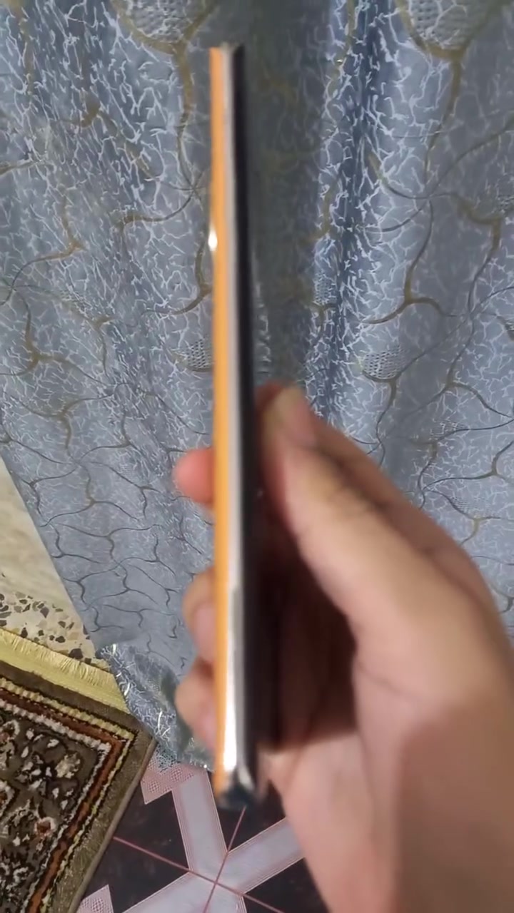 للبيع جهاز HONOR X9b 5G الأصلي، الجهاز غني عن التعريف بأقوى بطارية وشاشة مقاومة للكسر.
​الذاكرة: 256 جيجابايت.
​الرام: 12 جيجا رام أساسي (+8 جيجا رام إضافية للنظام يعني المجموع 20GB).
​اللون: برتقالي (الظهر الجلد الفاخر).
​الحالة العامة: الجهاز أخت الجديد ونظيف جداً من الناحية والظهر والإطار، واللمس والكاميرات والشاشة الـ AMOLED شغالين 100% بشرط الفحص.
​ملاحظة الأمانة: توجد شطبة/كسر بسيط بالباغة الخارجية فقط في الزاوية السفلية (موضحة بالصور/الفيديو) وما مأثرة نهائياً على اللمس ولا على استخدام الجهاز اليومي.
​السعر: 230,000 دينار عراقي (قابل للتفاوض البسيط جداً للصامل).
المكان: [ميسان / قضاء الميمونه ].
التواصل: خاص واتساب أو اتصل على الرقم: [***********].
