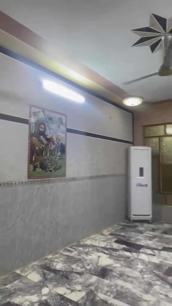 سلام عليكم بيت للبيع القديم خلف سيطره ثانيه فرع العريض كافت الخدمات ماء وتبليط وكهرباء وشارع عريض  مساحته البيت 400 متر حديقه وكراج واستقبال كبير ومطبخ وصاله كبيره غرف نوم عدد2 ترك كبير وترك صغير حمام داخلي وتواليت داخلي وتواليت خارجي وبالكونه وصطح  البيت زراعي لاستفسار للاتصال *********** متواجد ع واتساب
