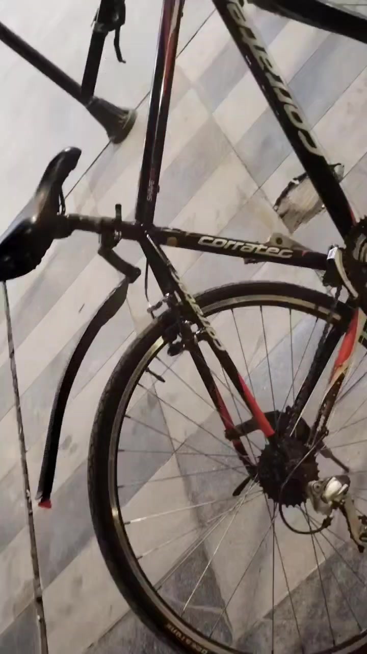 🚴‍♂️ للبيع دراجة Corratec C700 ألمانية أصلية 🇩🇪

السلام عليكم كباتن 🌹

دراجة Corratec C700، ماركة ألمانية معروفة، مواصفات مميزة ومريحة جدًا بالقيادة.

🔥 المواصفات:

🛞 حجم العجلات: 28

📏 قياس الفريم: M – Medium

💪 فول ألمنيوم — خفيفة وعملية

🎨 اللون: أحمر × أبيض × أسود — شكل رياضي وفخم

⚙️ القير الخلفي Shimano Alivio أصلي

🔄 نظام السرعات Shimano 3×8 — 24 سرعة، سحب ودفع وسلاسة بالتبديل

🛑 بريكات Zzyzx V-Brake

🛞 ويالات طبقتين مصممة للتحمل والاستخدام العملي

🚲 تايرات Deestone أصلية – Hybrid

🪑 سرج طبي Zzyzx أصلي مختوم من الشركة

⚙️ ستيرن رياضي Zzyzx

🔒 قفل سرج Allenkey

🧼 الحالة:

نظافة تقريبًا 90%

توجد فعصة بسيطة جدًا بالهيكل، ما مأثرة على الاستخدام وما تبين بشكل واضح.

الدراجة مداومة ومكملة صيانة وتصليح عند أبو ياسر المعروف.

💰 السعر: 250 الف

وبيها مجال بسيط للجادين

📍 الموقع: بغداد – حي القاهرة، قرب جوازات صليخ

📞 ***********

الدراجة مريحة جدًا بالقيادة ومناسبة للاستخدام اليومي والمسافات