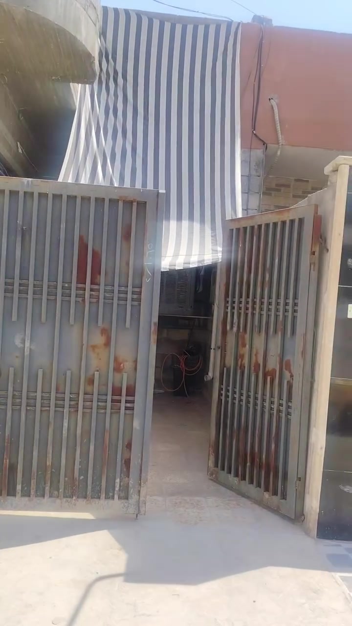 دار للبيع موصل حي الانتصار شارع 60 خلف مول تبارك مساحه 100متر غرفه وهول واستقبال ومطبخ وصحيات ومشتملات سند طابو الزهور شرط التحويل ملك صرف السعر 54 وبي مجال للاستفسار الاتصال على الارقام التاليه *********** ✅ *********** واتساب

