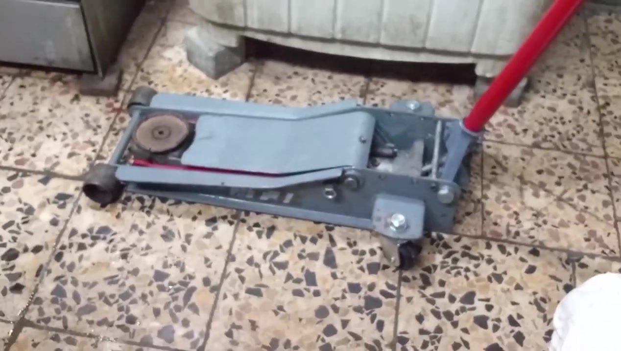 ⭕يوجد توصيل لكافة المحافظات 
جك عربانه تمساح 3 طن دبل بستم شغال وعل الفحص نظيف خالي من اي نظوح شرط الشغل والرفع السعر 95 الف 
المكان بغداد 
***********
