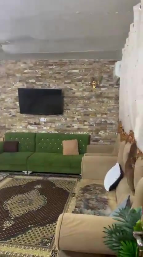 السلام عليكم نص قطعة ركن على شارع عريض وشارع فرعي مربعه 72متر الواجهه 9والنزال 8 طابقين عكادة نضيفه  الطابق الاول غرفة استقبال وغرفه نوم و مطبخ وحولي وصحيات وترك   تفاصيل الطابق الأول بلمقطع الفيديو والطابق الثاني غرفتين نوم قطاع ٩ / (***********)
