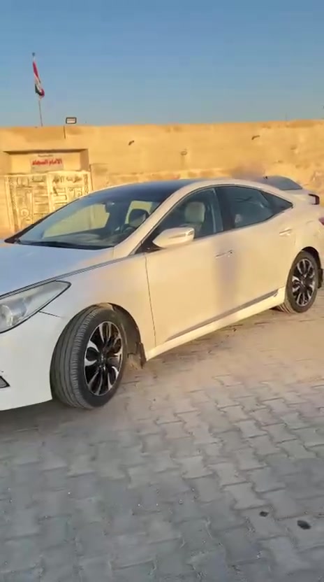 السلام عليكم 

هونداي أزيرا خليجي  2014 رقم بغداد
فول مواصفات محرك كير خير من الله 
مواصفات 
بانوراما
كشن جلد 
تدفئه كشن
تبريد قطعتين
حساس خلفي 
نظام ترحيب 
أشاير مري 
مري شفط 
لايت زنون 
بصمه تشغيل وبصمه ابواب 

حادثها جاملغ امامي مبدل نفس اللون وبيها باردات بسيطه جدا 
السعر 118 وبيها مجال بسيط
السياره مشروع وطني 
***********
***********

