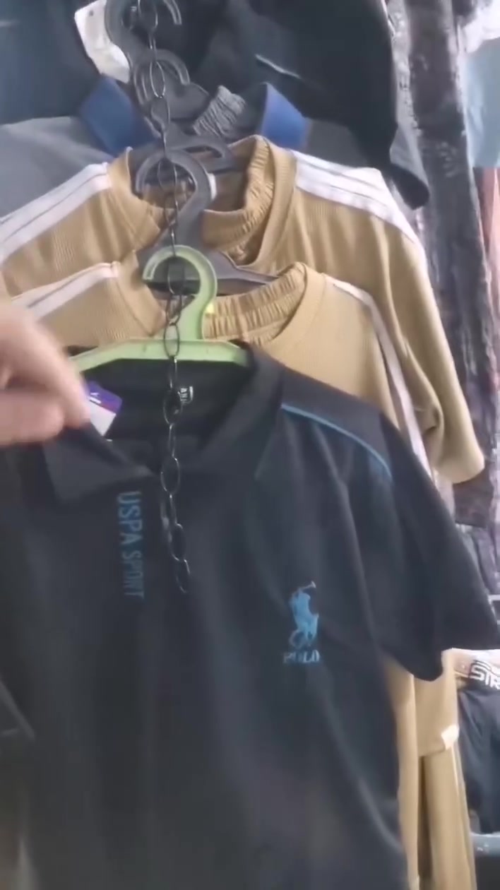 ملابس • بدون تفاصيل