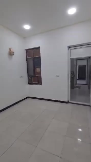 شقة ارضيه حديثه معزوله
مدخلين مدخل للمطبخ و مدخل للاستقبال 
٨٥ متر
غرفه  صاله
الخدمات والمطبخ سيراميك 
مناور عدد ٢
غساله 
مراوح
تانكي 
ماطور 
خط مولد 
كاميرات
موقع ممتاز و خط كيات من بابها 
بالدوره البعيثه

ب٣٥٠

تابعونا ليصلكم كل ما يخص العقار
